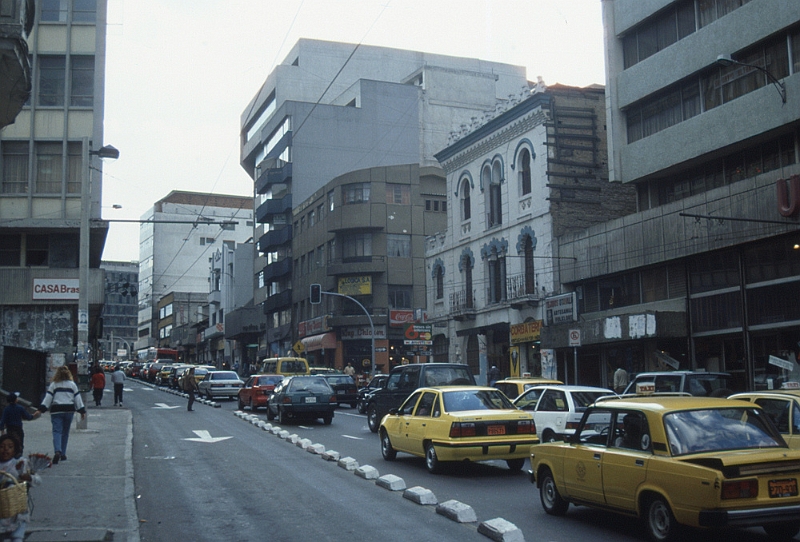 860_Straatbeeld met verkeer, Quito.jpg